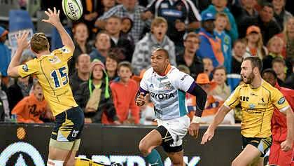 Cornal Hendricks of the Cheetahs and Jesse Mogg of the Brumbies. Photo: Gallo Images
