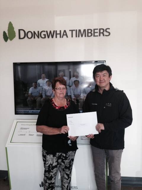 Mr Hong Lee presented Eileen with sponsorship from Dongwha Timbers. 