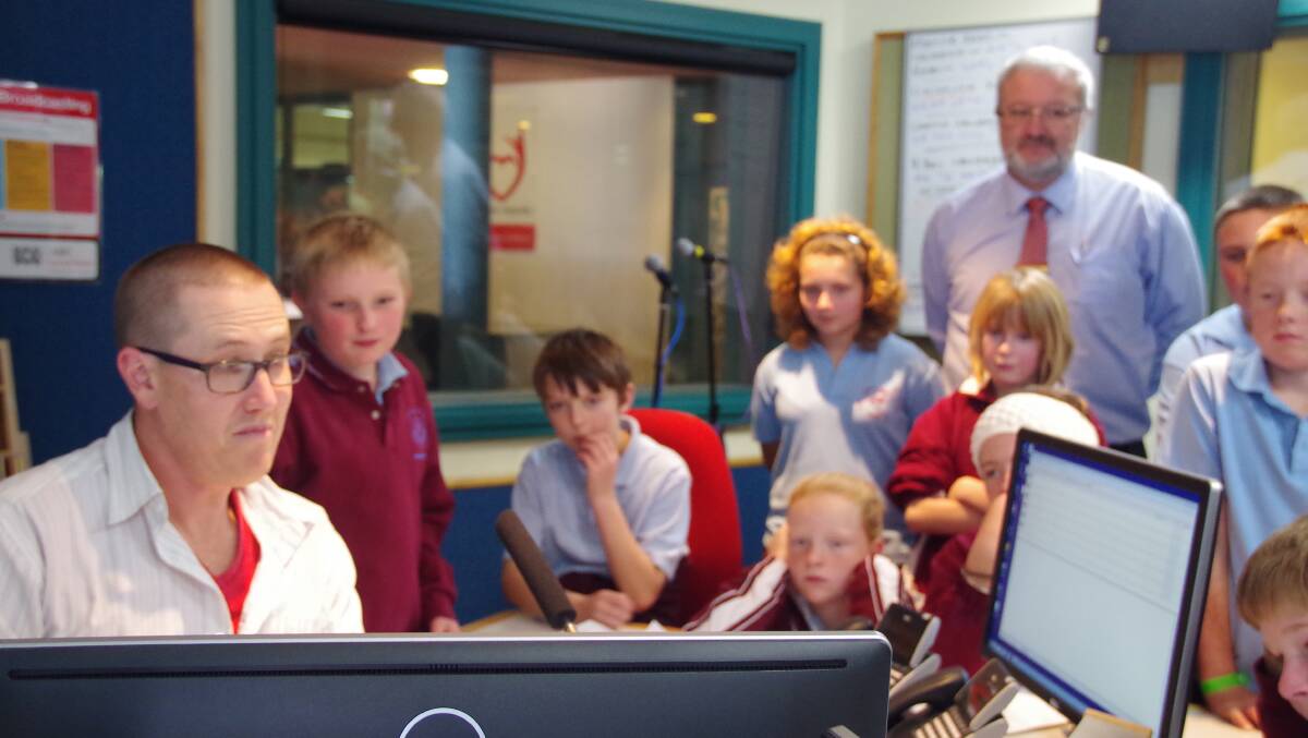 ABC presenter Ian Campbell with the Bombala Year 6 students and Mr Zanco.