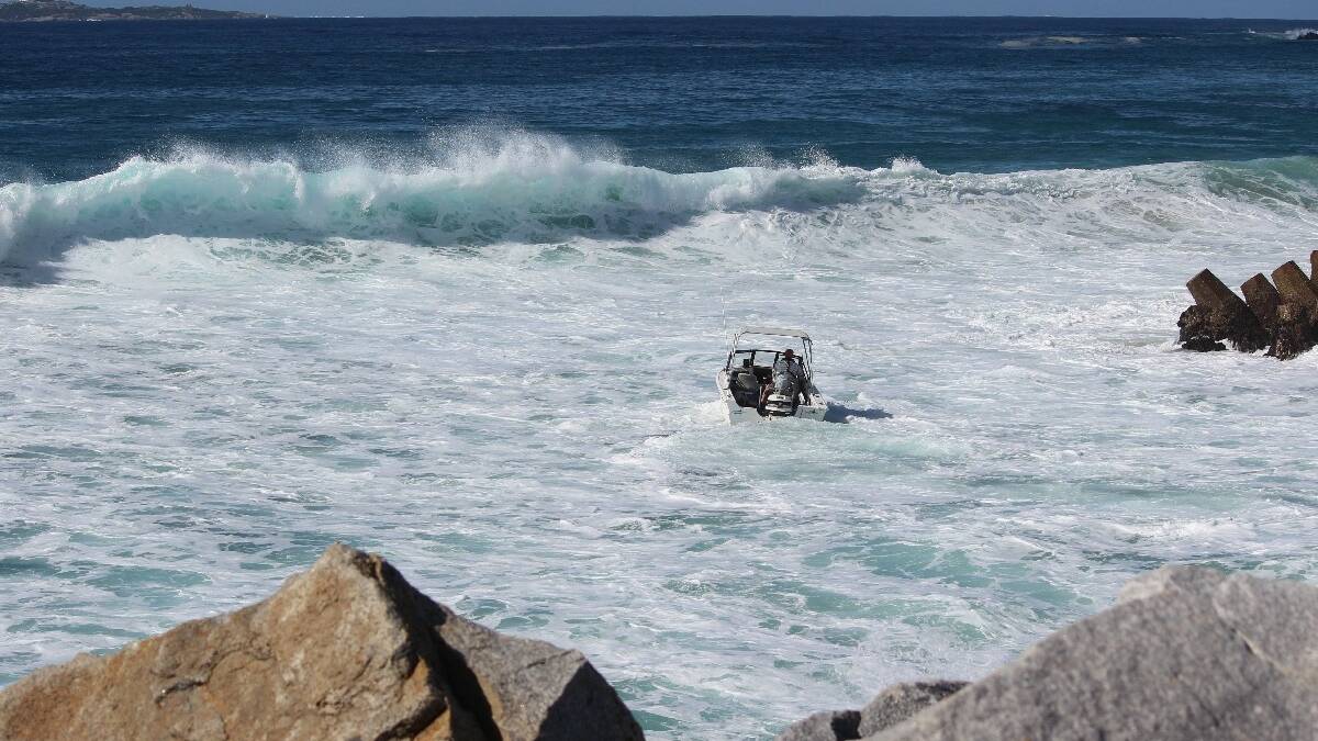 Spectular photos of the near-miss boating accident on the Narooma bar