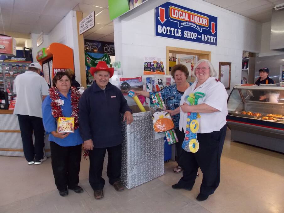 Cathy and Pat Papalia of Foodworks with the Salvo’s Louise Nicholson and Vivienne Thompson of the Assembly of God with a Salvos collection box. 