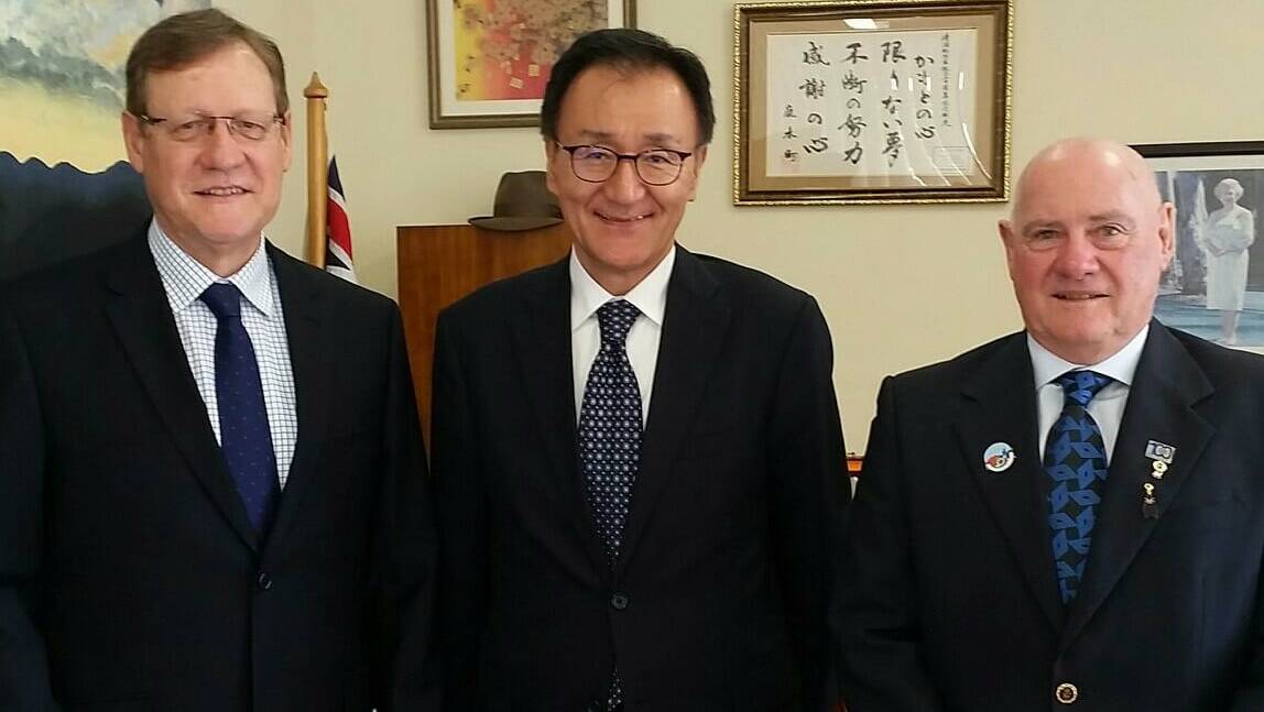 Mayor John Rooney meets with Keizo Takewaka, Japanese Consul-General, and Bob Western, president of the Cooma Lions Club.