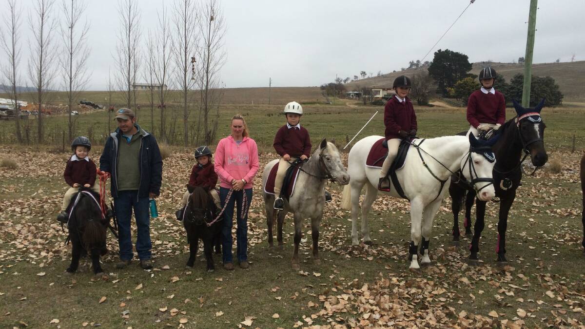 Delegate Pony Club Anna Cameron with dad Jordan Cameron, Myah Voveris with mum Kelly Voveris, Aspen Cameron, Indi White and Rochelle Voveris. 