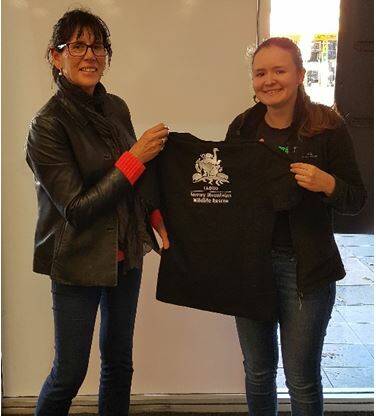  LAOKO mange treatment team co-ordinator Elena Guarracino presented Kaitlyn O'Brien with a LAOKO t-shirt as a thank you and goodbye present from LAOKO.