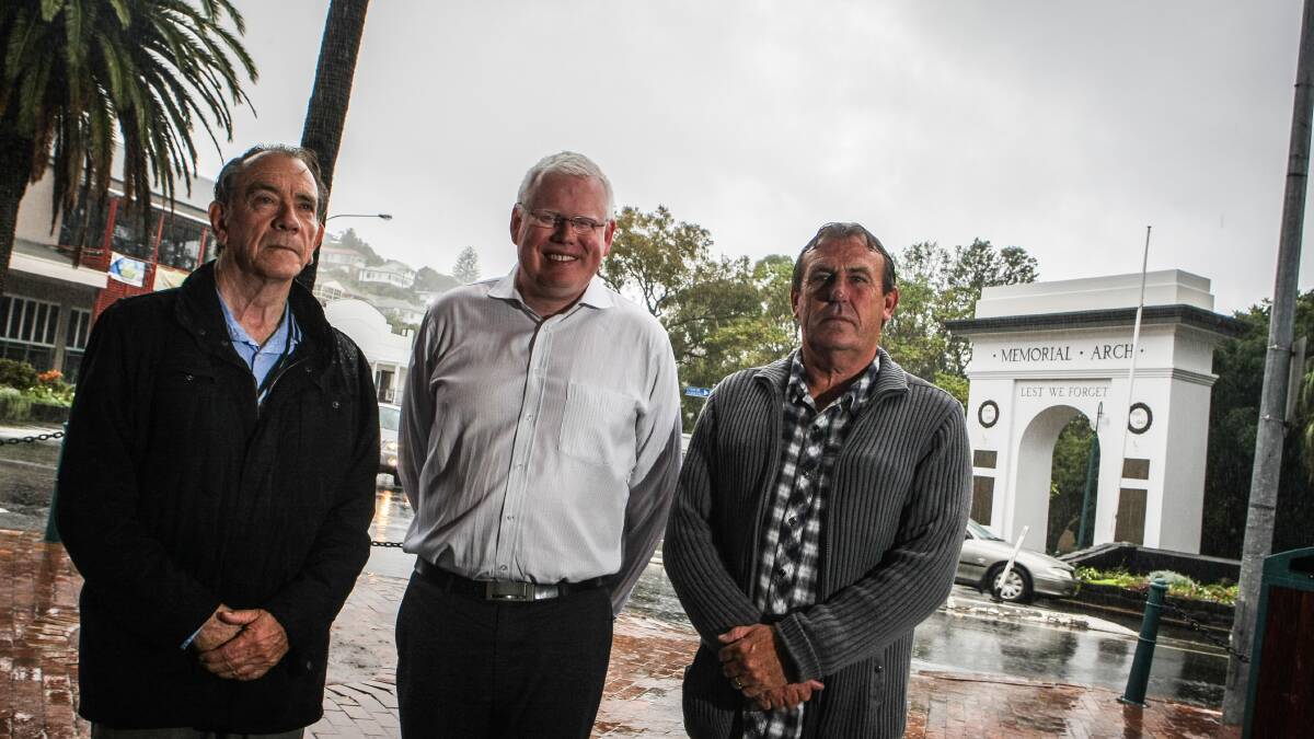 KIAMA: Kiama’s leaning memorial arch has received State Government funding to help with repairs. Pictured are Kiama Jamberoo RSL branch's Ian Pullar (left) and Dennis Seage right with Member for Kiama Gareth Ward. 
