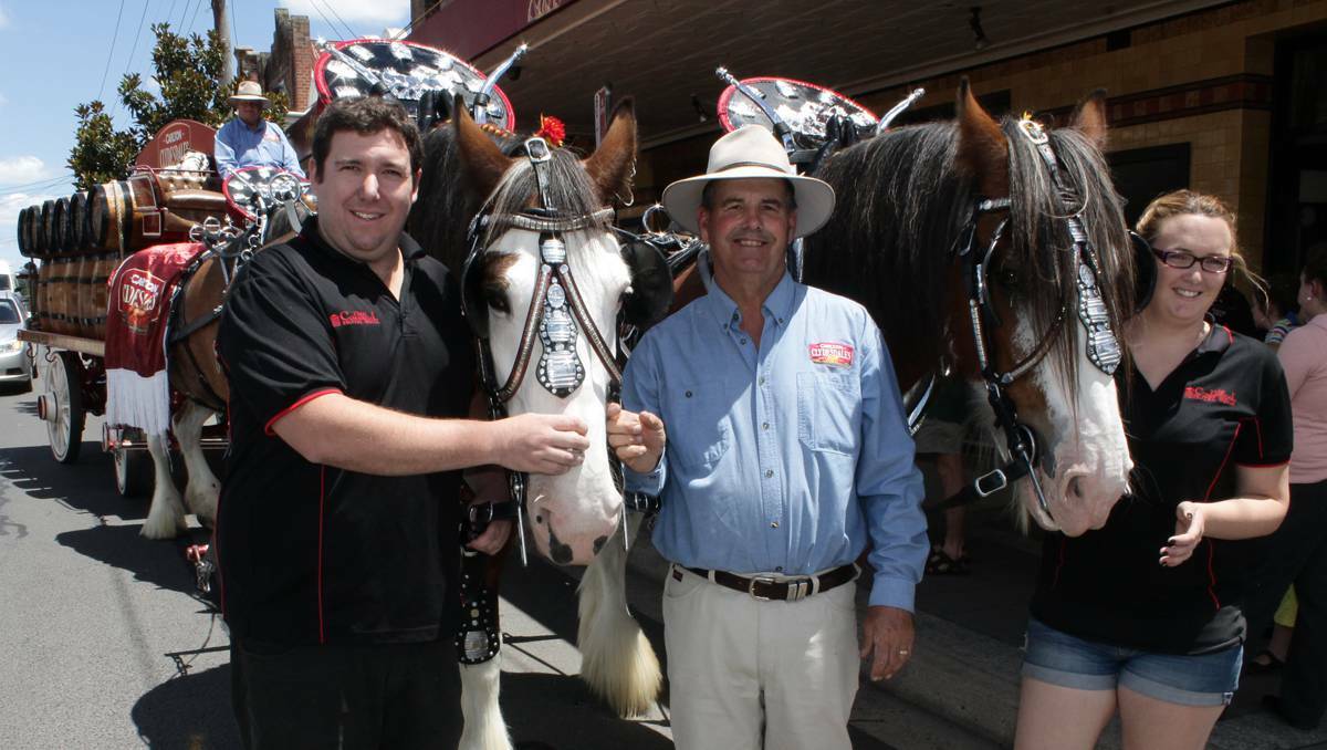 BEGA: Team manager Glen Pate (centre) introduces two iconic Carlton Draught Clydesdales to the Commercial Hotel’s Eddie and Abbey Hetherington.